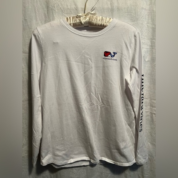 Vineyard Vines long sleeved t-shirt. Whale graphic front and back. Size xl - Picture 4 of 7